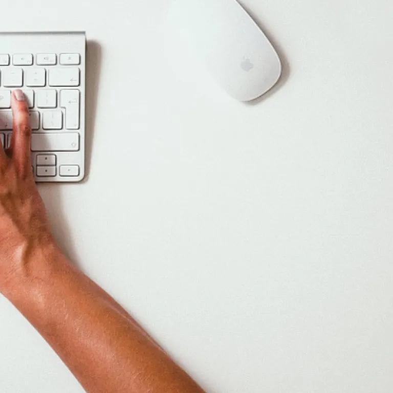 IA génératrice de logos : mode d’emploi stratégique pour les comités de direction