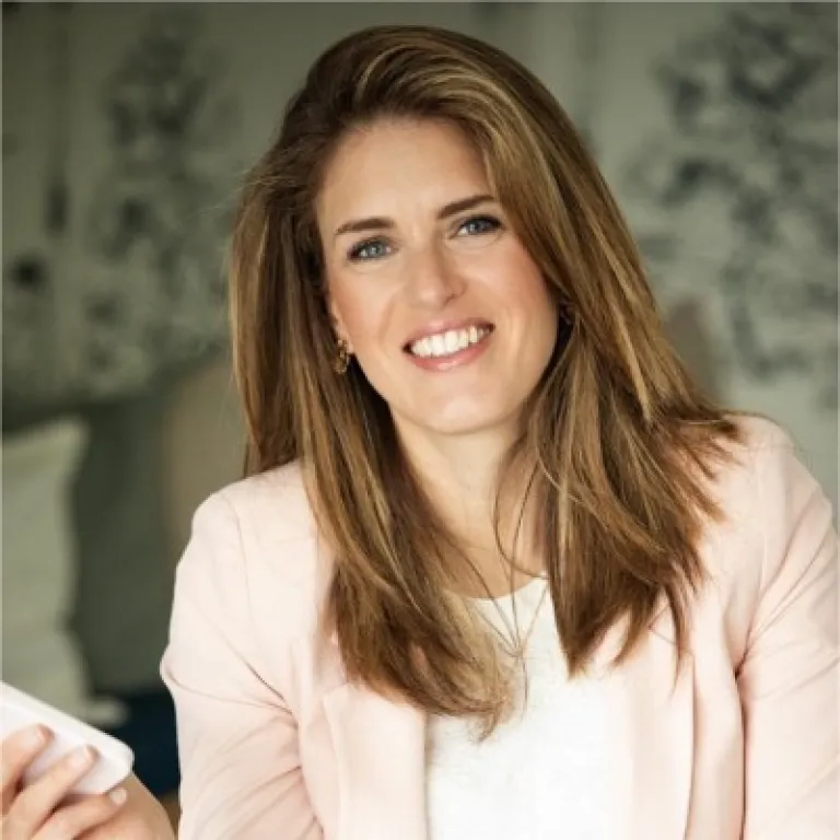 De la curiosité à la transformation : comment l’IA s’impose comme levier de compétitivité (Pauline Ebel, Les prompts de Pauline)