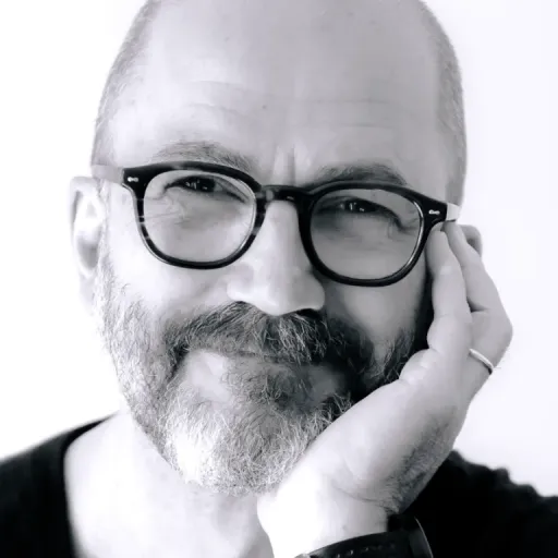 Intégrer l'IA dans sa relation client : Pourquoi le 100 % automatisation est une erreur (Francois Julia, SNCF)